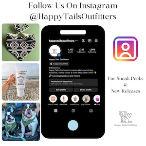 Puede incluir: Una captura de pantalla de un perfil de Instagram para Happy Tails Outfitters, una marca artesanal de bandanas para perros, calentadores de caf&eacute; y m&aacute;s. La foto de perfil muestra un perro de dibujos animados con un bandana. El perfil tiene 1.153 publicaciones, 1.235 seguidores y 1.960 seguidos. El texto "Happy Tails Outfitters" se muestra en el perfil. El texto "For Sneak Peeks & New Releases" se muestra en el lado derecho de la imagen. El texto "Happy Tails Outfitters" se muestra en la parte inferior de la imagen.