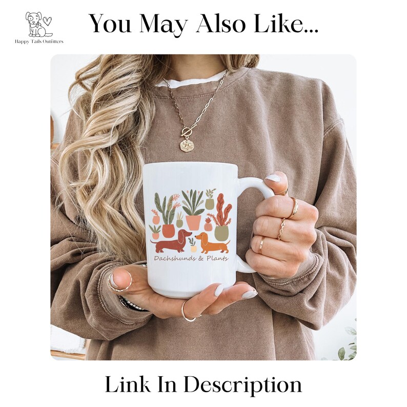 Puede incluir: Taza de cer&aacute;mica blanca con un dise&ntilde;o de perros salchicha y plantas en macetas. La taza tiene el texto "Dachshunds & Plants". La taza la sostiene una persona que lleva una sudadera marr&oacute;n y joyas doradas.