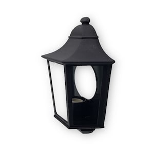 Może przedstawiać: Czarna metalowa lampa ścienna zewnętrzna z szybą i tradycyjnym wzorem.