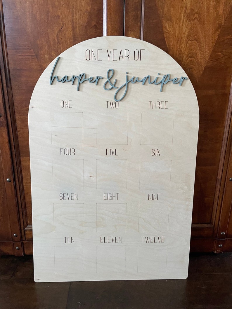 Pode incluir: Um gr&aacute;fico de crescimento de madeira em forma de arco com o texto "ONE YEAR OF harper & juniper" no topo. O gr&aacute;fico &eacute; dividido em doze quadrados, cada um etiquetado com um n&uacute;mero de um a doze.