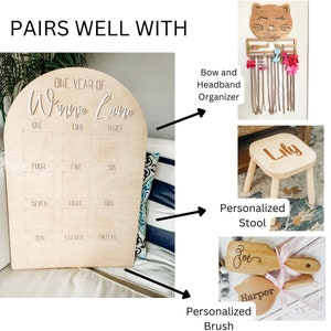 Pode incluir: Um gr&aacute;fico de crescimento de madeira com as palavras "One Year of Winnie Laine" no topo. O gr&aacute;fico tem 12 quadrados com os n&uacute;meros de um a doze. O gr&aacute;fico &eacute; combinado com um banquinho personalizado de madeira, uma escova de cabelo personalizada de madeira e um organizador de la&ccedil;os e faixas de cabelo de madeira.