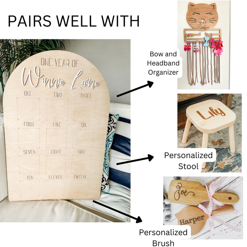 Pode incluir: Um gr&aacute;fico de crescimento de madeira com as palavras "One Year of Winnie Laine" no topo. O gr&aacute;fico tem 12 quadrados com os n&uacute;meros de um a doze. O gr&aacute;fico &eacute; combinado com um banquinho personalizado de madeira, uma escova de cabelo personalizada de madeira e um organizador de la&ccedil;os e faixas de cabelo de madeira.