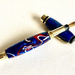 Handgedraaide acryl- en gouden vulpen