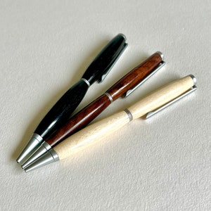 Met de hand gedraaide houten en gouden pen