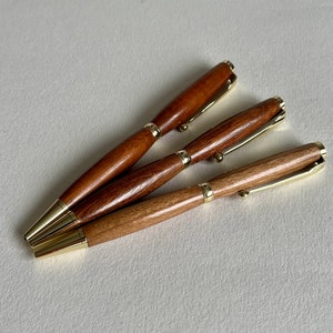 Met de hand gedraaide houten en gouden pen