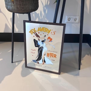 Puede incluir: Un póster enmarcado vintage de Tex Avery's Night Club American Bar. La obra de arte presenta personajes de dibujos animados en una pose de baile. El póster tiene un marco marrón y el texto "NEW YORK - CHICAGO".