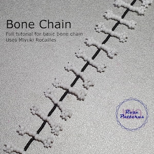 Könnte beinhalten: Weiße Perlenknochenkette mit schwarzem Faden. Die Kette ist aus kleinen weißen Perlen gefertigt und hat die Form von Knochen. Der Text "Bone Chain" und "Full tutorial for basic bone chain Uses Miyuki Rocailles" ist im Bild sichtbar.