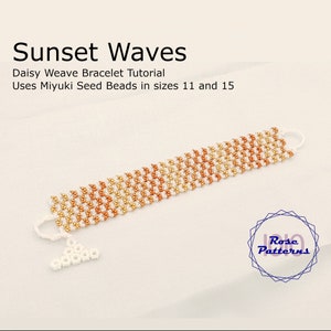 Könnte beinhalten: Ein Armband aus Perlen mit einem Farbverlauf aus weißen, goldenen und kupferfarbenen Perlen. Das Armband ist in der Daisy-Weave-Technik gefertigt und trägt den Namen "Sunset Waves". Der Text "Daisy Weave Bracelet Tutorial" und "Uses Miyuki Seed Beads in sizes 11 and 15" ist ebenfalls im Bild enthalten.