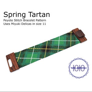 Peut inclure: Un bracelet en perles vert, blanc et noir avec un motif tartan. Le bracelet est réalisé avec des perles Miyuki Delicas et possède des embouts en bois. Le bracelet s'appelle "Spring Tartan" et est un modèle de bracelet en point de peyote.
