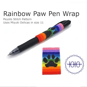 Könnte beinhalten: Regenbogenfarbener Perlen-Stiftüberzug mit einem schwarzen Pfotenabdruck-Design. Der Überzug ist aus Miyuki Delicas Größe 11 Perlen gefertigt. Der Text "rose patterns" ist in der unteren rechten Ecke des Bildes sichtbar.