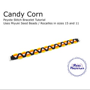Peut inclure: Un bracelet de perles avec un motif de bonbons de maïs. Le bracelet est composé de perles de rocaille noires, jaunes, oranges et blanches. Le texte "Candy Corn" et "Peyote Stitch Bracelet Tutorial" sont également visibles.