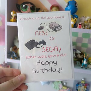 NES OU SEGA ? Quoi qu'il en soit, vous êtes vieux - joli jeu vidéo de cartes de voeux joyeux anniversaire Nintendo
