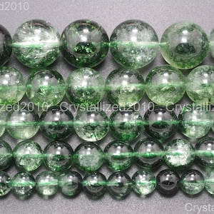 Op de afbeelding: Een streng groene aventurijn kralen in verschillende maten en tinten groen. De kralen zijn rond en hebben een gladde, gepolijste afwerking. De kralen zijn geregen op een doorzichtig elastisch koord.