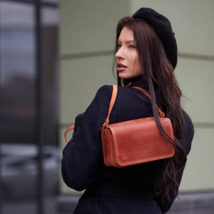 Bolso bandolera pequeño de cuero hecho a mano: un mini bolso de hombro lindo y funcional
