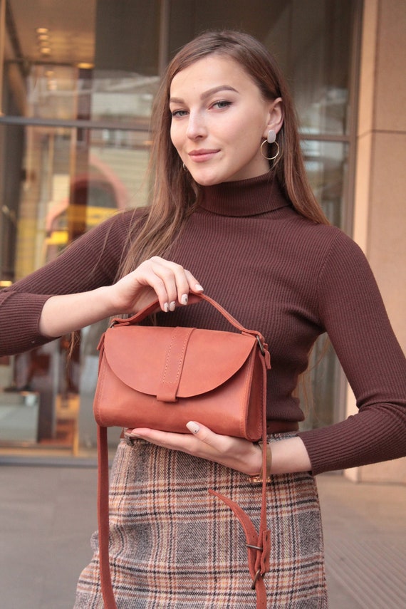 Elegant Brown Leather Crossbody Shoulder Bag for Women  display picture 1
