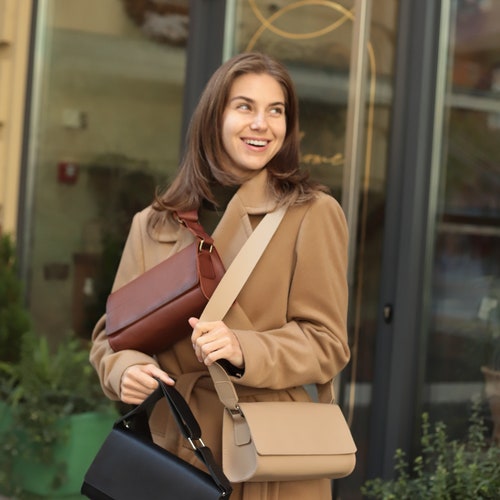 Élégant sac à bandoulière en cuir noir pour le travail et un usage personnel