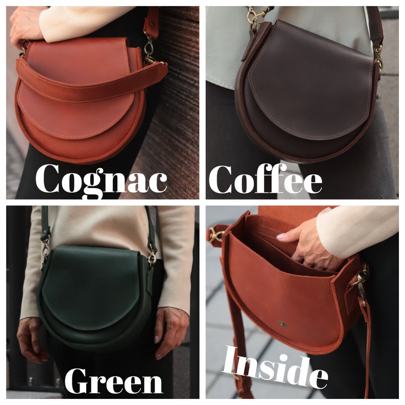K&ouml;nnte beinhalten: Eine halbmondf&ouml;rmige Ledertasche in drei Farben: Cognac, Kaffee und Gr&uuml;n. Die Tasche hat einen Klappverschluss und einen Riemen. Das Innere der Tasche wird auf einem separaten Bild gezeigt.