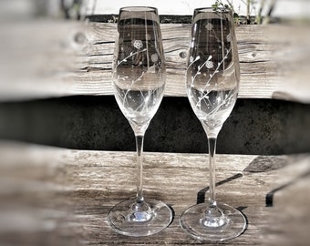 Set of 2 hand engraved Champagne Glasses Flower decor Etched glasses Scandinavian Style Minimalist style Wedding Gift Personalized gift