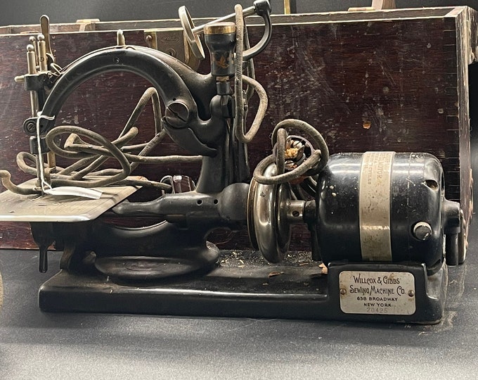 VINTAGE69 - Husqvarna - Viking - Sewing Machine - Combina 19E