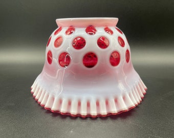 Könnte beinhalten: Eine weiße Milchglas-Schüssel mit einem gewellten Rand und roten Punkten. Die Schüssel ist aus undurchsichtigem Glas und hat einen Vintage-Look.
