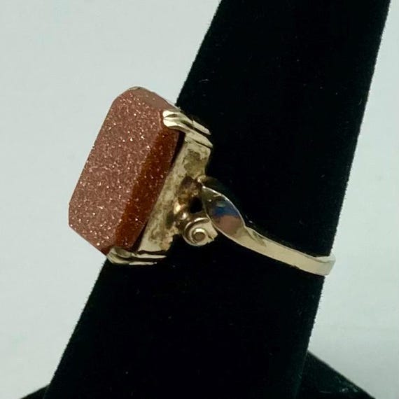 10 Karat Gold Ring With Large Rectangular Shaped … - image 3