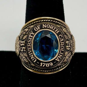 Large 10 Karat Gold University Of North Carolina Class Ring With Blue Spinel Center Stone / 1962 / Ring Size 9 #ST25 TheShopsInUptown