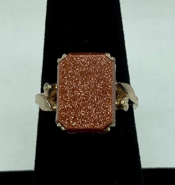 10 Karat Gold Ring With Large Rectangular Shaped … - image 1