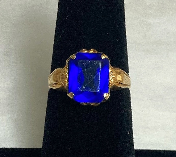 10 Karat Gold Ring With Rectangular Shaped Deep B… - image 1