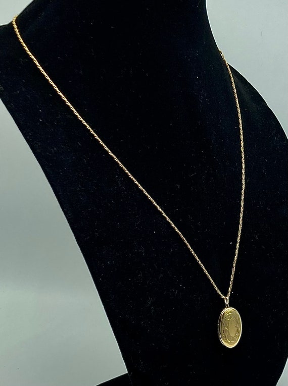 14 Karat Gold Oval Shaped Locket Necklace With 24… - image 3