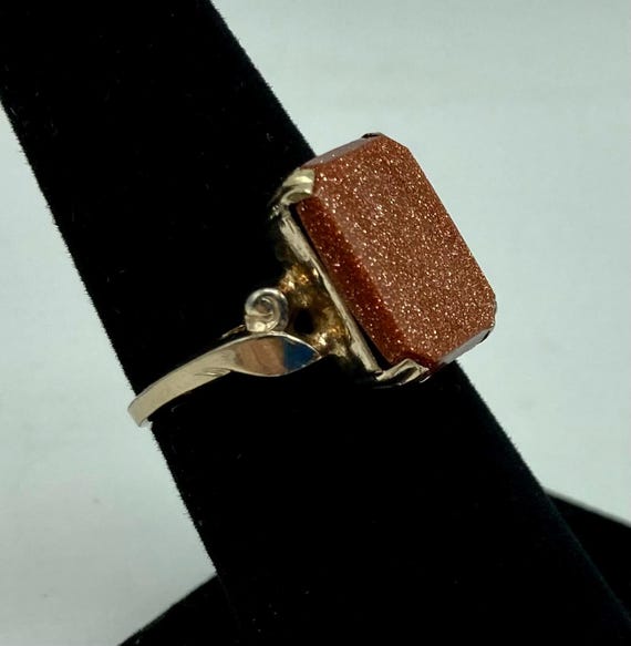 10 Karat Gold Ring With Large Rectangular Shaped … - image 2