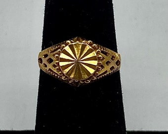 Small 12 Karat Gold Round Flower / Star Ring With Intricate Lattice Designs / Ring Size 5 #DN TheShopsInUptown