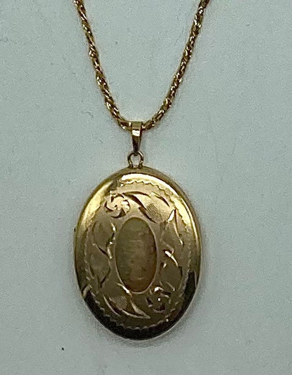 14 Karat Gold Oval Shaped Locket Necklace With 24… - image 1