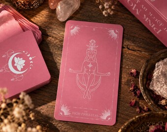 Puede incluir: Una carta de tarot rosa con una ilustración de líneas blancas de una figura sentada sobre una luna creciente con una flor de loto sobre la cabeza. La carta está etiquetada como The High Priestess e incluye el número romano II.