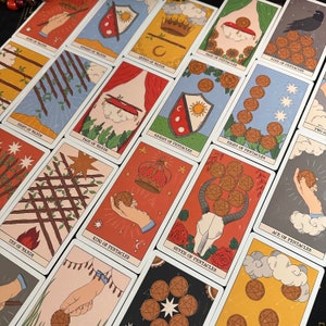K&ouml;nnte beinhalten: Eine Sammlung von Tarotkarten mit verschiedenen Illustrationen, darunter St&auml;be, Pentakel, Kronen, Schilde und H&auml;nde. Jede Karte zeigt eine einzigartige Szene mit einer eigenen Farbpalette, darunter Rot-, Blau-, Gelb- und Braunt&ouml;ne, sowie Textbeschriftungen zur Identifizierung der Karten.
