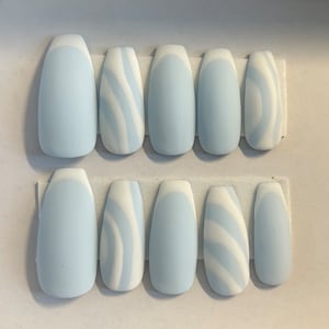 Mattes Hellblau mit französischen Spitzen und Swirls auf Nägeln drücken