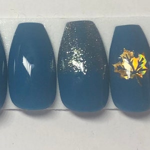 Teal Herbst mit Glitzerdruck auf Nägeln