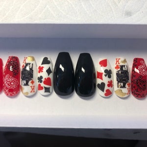 Prensa estilo Las Vegas en las uñas.