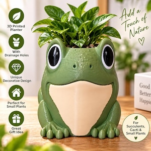 Puede incluir: Una maceta verde impresa en 3D con forma de rana, con grandes ojos negros y blancos y una barriga de color beige claro. La maceta contiene una pequeña planta verde. El texto en la imagen incluye 3D Printed Planter, With Drainage Holes, Unique Decorative Design, Perfect for Small Plants, Great Gift Idea, Add a Touch of Nature, y For Succulents, Cacti & Small Plants.