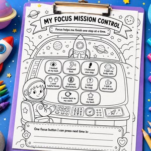 Puede incluir: Una hoja de trabajo imprimible en blanco y negro titulada MY FOCUS MISSION CONTROL que muestra a un astronauta en un panel de control con iconos y texto, sujeta a un portapapeles morado, rodeada de juguetes espaciales y rotuladores.