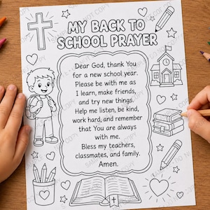 Op de afbeelding: Een zwart-wit kleurplaat met de titel My Back to School Prayer met een kind met een rugzak, een schoolgebouw, een stapel boeken, een open boek met een kruis, potloden en hartjes. De tekst bevat een gebed voor het schooljaar.