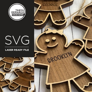 Pode incluir: Enfeites de homem de gengibre de madeira com nomes personalizados gravados. Os enfeites são cortados a laser com um contorno claro e um centro de madeira mais escuro. A imagem também inclui o texto "SVG Laser Ready File" e o logotipo Tanya Demarco Designs.