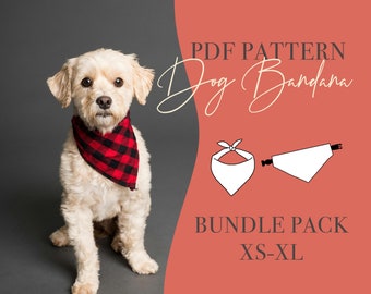 Könnte beinhalten: Ein weißer Hund trägt ein rot-schwarzes kariertes Halstuch. Das Bild ist eine Produktanzeige für ein PDF-Muster für Hundehalstücher in den Größen XS-XL. Der Text "PDF Pattern Dog Bandana Bundle Pack XS-XL" wird auf einem rosa Hintergrund angezeigt.