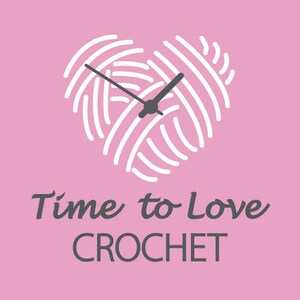 Puede incluir: Un fondo rosa con una bola de hilo blanco en forma de esfera de reloj con agujas grises. El texto "Time to Love CROCHET" est&aacute; debajo del reloj.