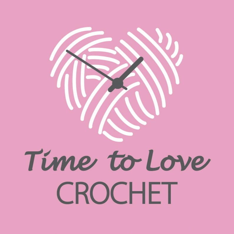 Puede incluir: Un fondo rosa con una bola de hilo blanco en forma de esfera de reloj con agujas grises. El texto "Time to Love CROCHET" est&aacute; debajo del reloj.