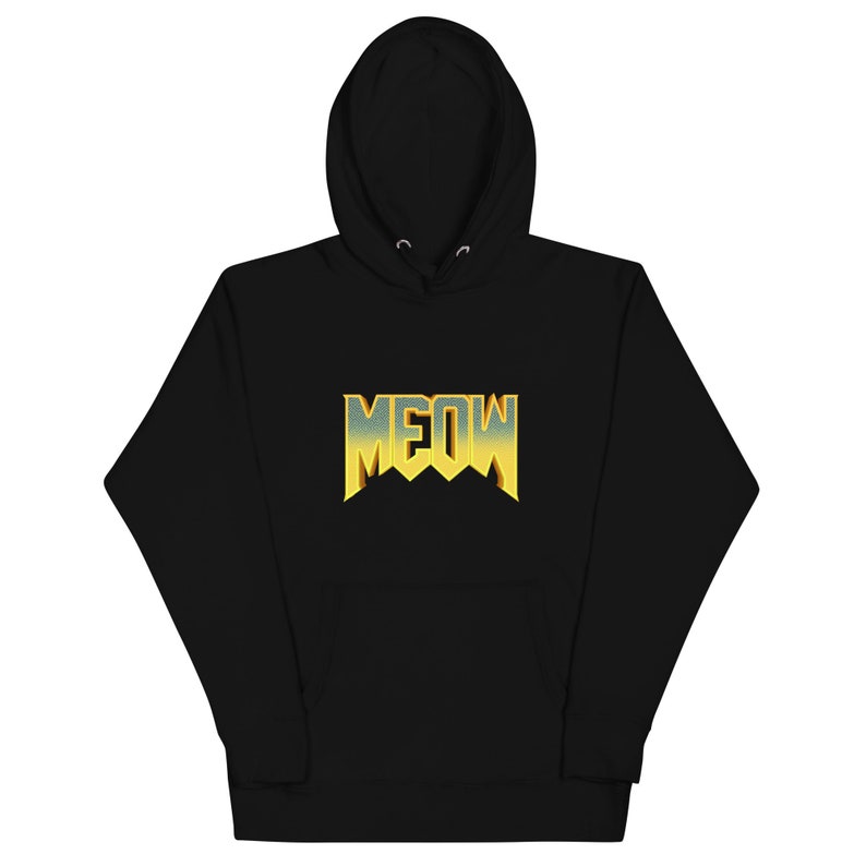 Pu&ograve; includere: Felpa con cappuccio nera con una grafica "MEOW" gialla e blu in uno stile di font da videogioco retr&ograve;.