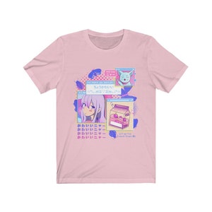 Pu&ograve; includere: Maglietta rosa con un'illustrazione di cartone animato di una ragazza con i capelli viola e una scatola di succo. Il testo sulla maglietta dice "meow so daisuki" e "kawaii" in giapponese.