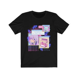 Pu&ograve; includere: Maglietta nera con un design grafico che presenta una ragazza dei cartoni animati con i capelli rosa, un gatto e una scatola di succo. Il testo sulla maglietta dice "Neko ga daisuki" e "chou kawaii".