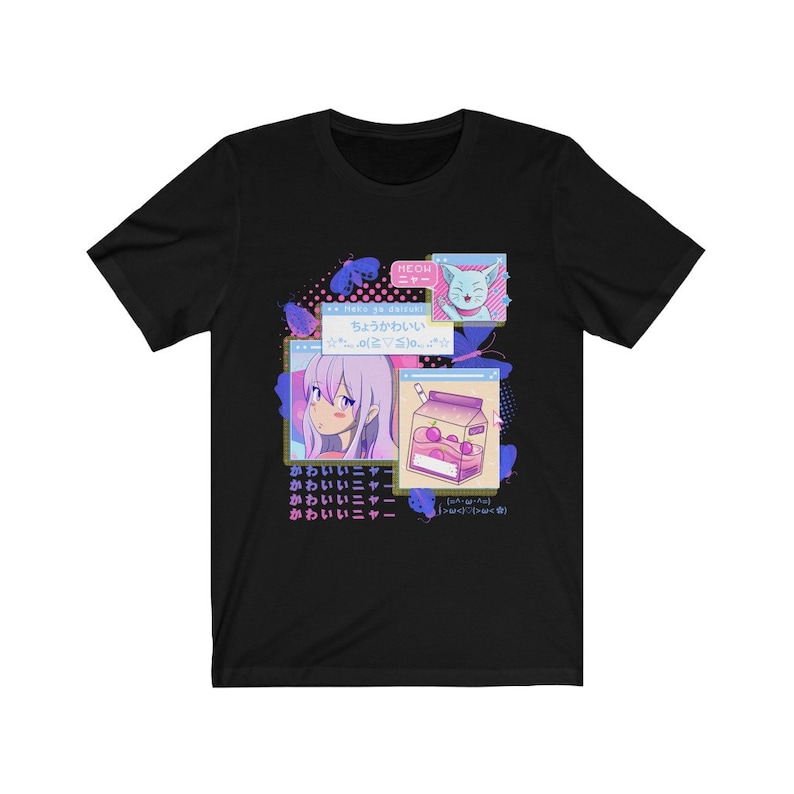 Pu&ograve; includere: Maglietta nera con un design grafico che presenta una ragazza dei cartoni animati con i capelli rosa, un gatto e una scatola di succo. Il testo sulla maglietta dice "Neko ga daisuki" e "chou kawaii".