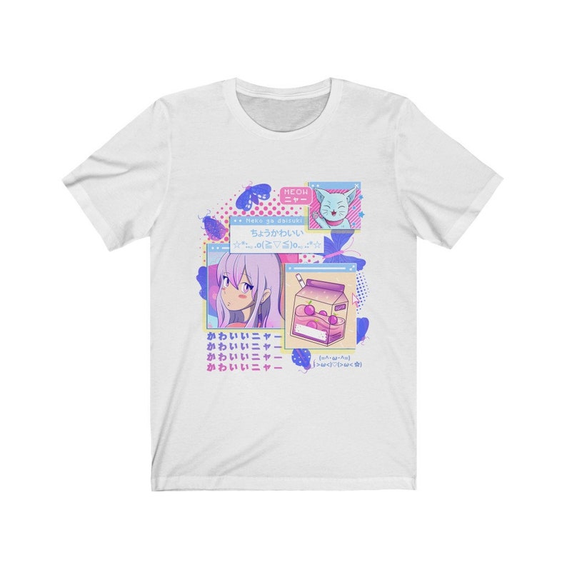 Pu&ograve; includere: Una maglietta bianca con un design grafico colorato che presenta una ragazza dei cartoni animati con i capelli rosa, un gatto e un cartone di succo. Il testo sulla maglietta recita "NEOH", "Hexo ga daisuki", "chou kawaii", "kawaii" e "kawaii Nya".