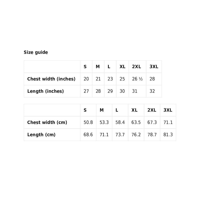 Pu&ograve; includere: Tabella delle taglie per abbigliamento con misure in pollici e centimetri. La tabella mostra le misure di larghezza del petto e lunghezza per le taglie S, M, L, XL, 2XL e 3XL.